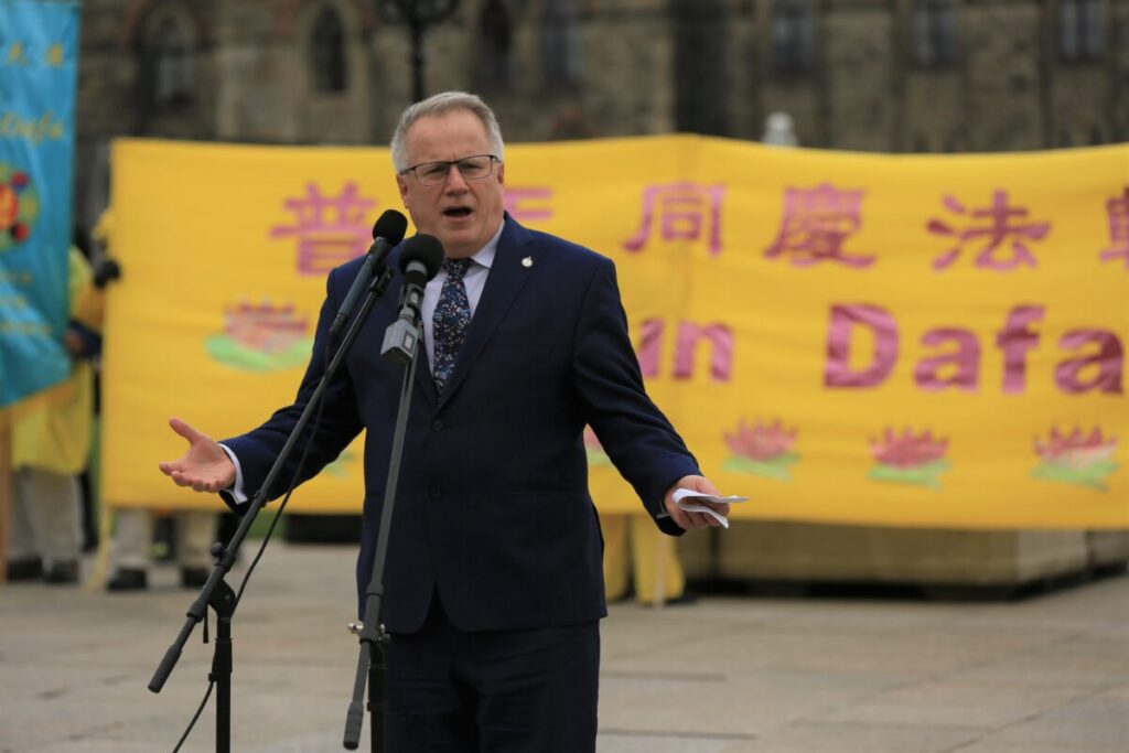 Il parlamentare conservatore Marc Dalton discute durante una manifestazione per celebrare la Giornata Mondiale della Falun Dafa presso il Parlamento di Ottawa, il 3 maggio 2023. (Jonathan Ren/The Epoch Times)