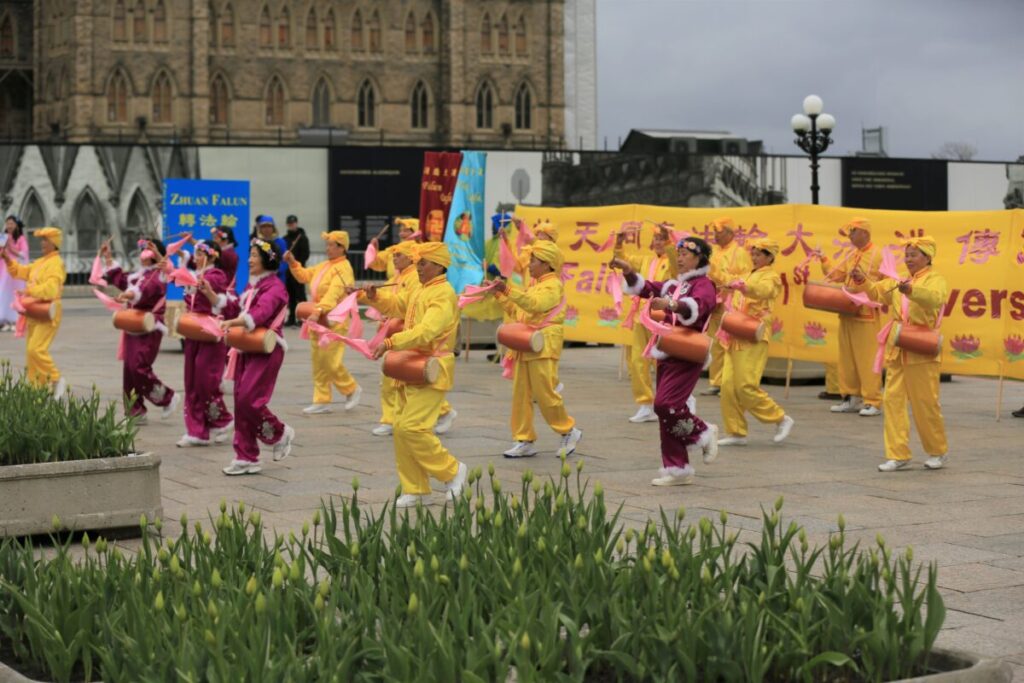 I praticanti della Falun Dafa presentano uno spettacolo con i tamburini per celebrare la Giornata Mondiale della Falun Dafa presso il Parlamento di Ottawa, il 3 maggio 2023. (Jonathan Ren/The Epoch Times)