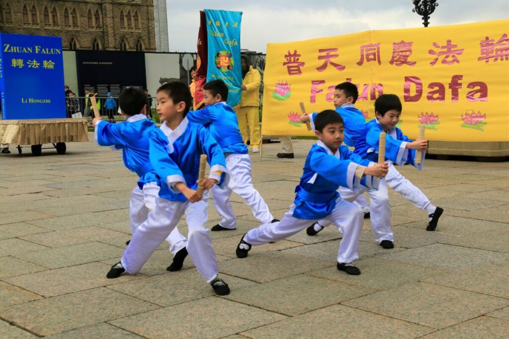 Giovani praticanti della Falun Dafa presentano uno spettacolo per celebrare la Giornata Mondiale della Falun Dafa presso il Parlamento a Ottawa, il 3 maggio 2023. (Jonathan Ren/The Epoch Times)