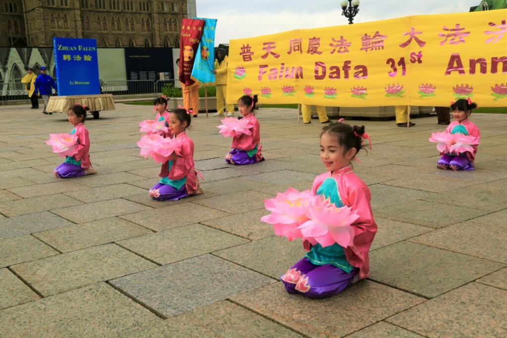 Giovani praticanti della Falun Dafa presentano uno spettacolo per celebrare la Giornata Mondiale della Falun Dafa presso il Parlamento a Ottawa, il 3 maggio 2023. (Jonathan Ren/The Epoch Times)