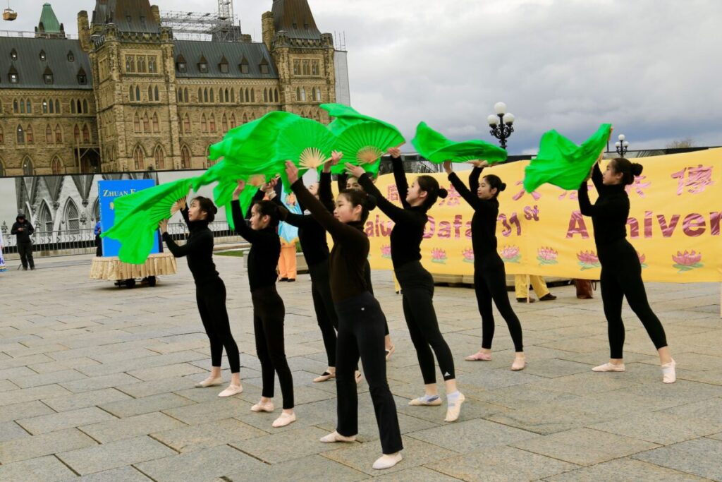 Giovani praticanti della Falun Dafa presentano uno spettacolo di danza tradizionale cinese per celebrare la Giornata Mondiale della Falun Dafa presso il Parlamento a Ottawa, il 3 maggio 2023. (Jonathan Ren/The Epoch Times)