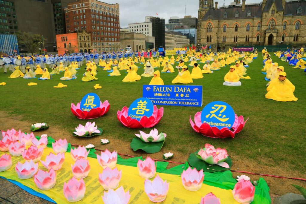 I coltivatori della Falun Dafa hanno organizzato un evento per celebrare la Giornata Mondiale della Falun Dafa presso il Parlamento di Ottawa, il 3 maggio 2023. (Jonathan Ren/The Epoch Times)