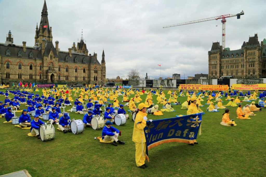 I praticanti della Falun Dafa tengono un evento per celebrare la Giornata Mondiale della Falun Dafa al Parlamento di Ottawa, il 3 maggio 2023. (Jonathan Ren/The Epoch Times)