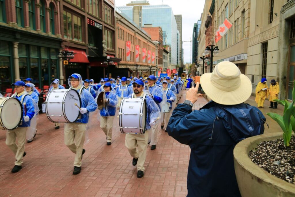 La Tianguo Marching Band si esibisce a Ottawa il 3 maggio 2023, per celebrare la Giornata della Falun Dafa. (Jonathan Ren/The Epoch Times)