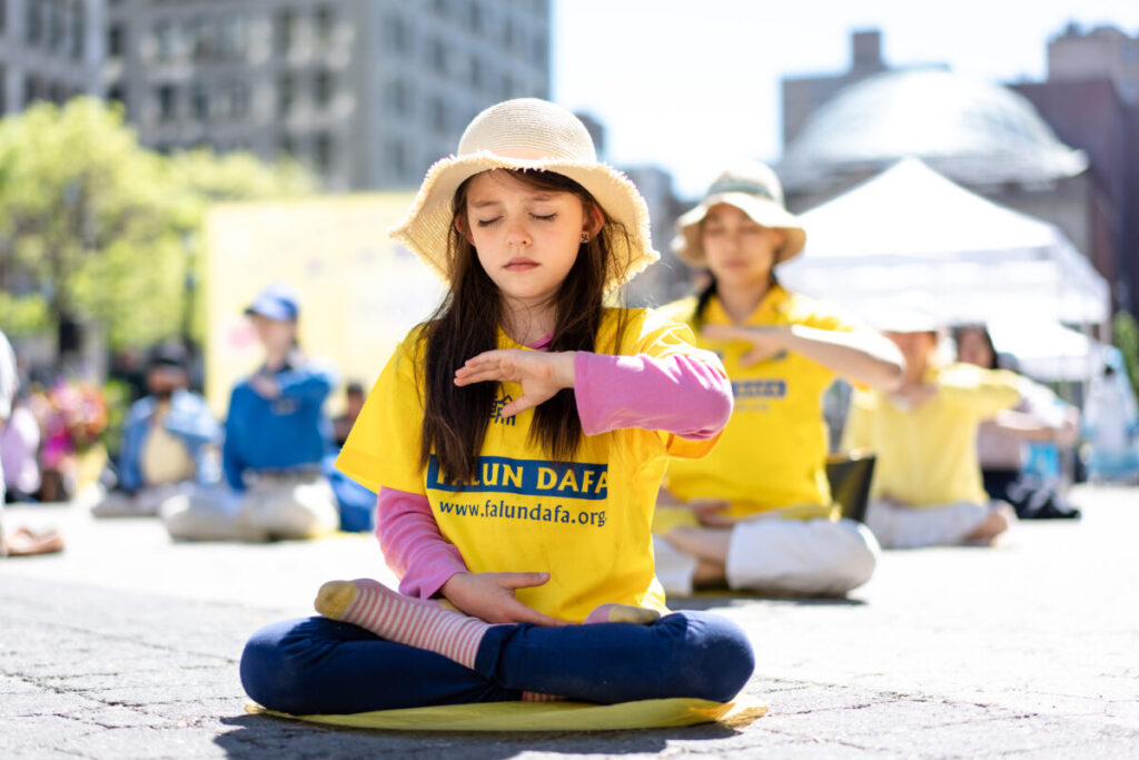 I praticanti del Falun Gong celebrano la Giornata Mondiale della Falun Dafa a New York il 7 maggio 2023. (Samira Bouaou/The Epoch Times)