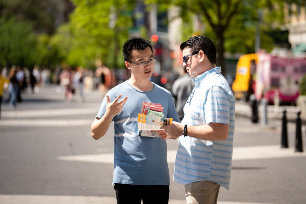 I praticanti del Falun Gong celebrano la Giornata Mondiale della Falun Dafa a New York il 7 maggio 2023. (Samira Bouaou/The Epoch Times)