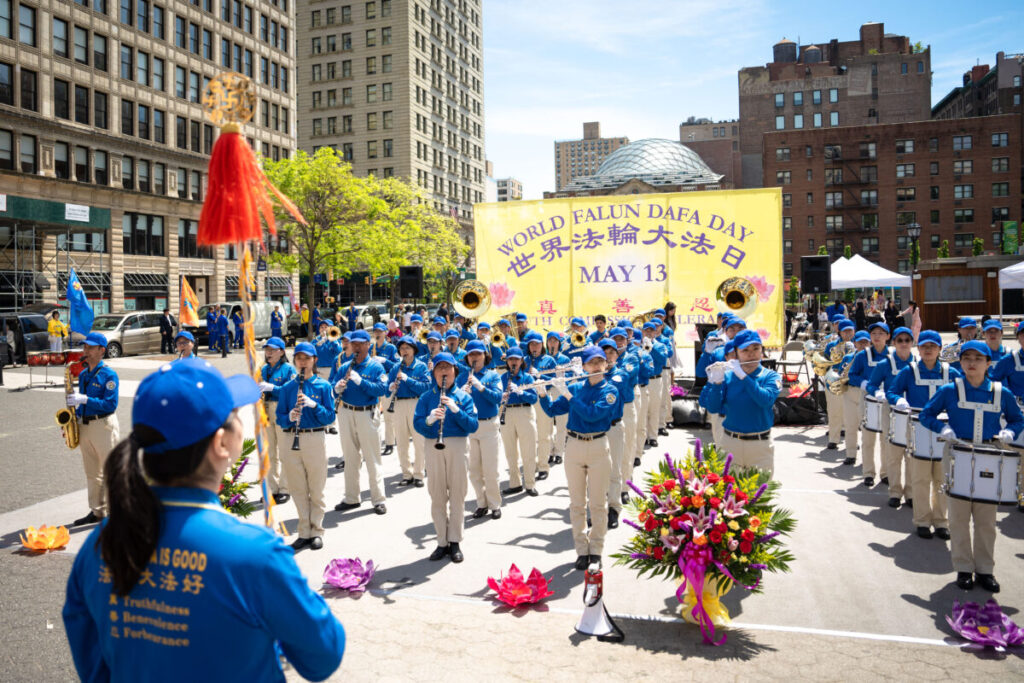 I praticanti del Falun Gong celebrano la Giornata Mondiale della Falun Dafa a New York il 7 maggio 2023. (Samira Bouaou/The Epoch Times)