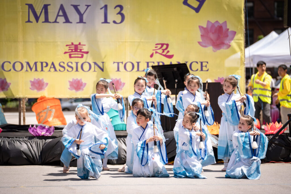 I praticanti del Falun Gong celebrano la Giornata Mondiale della Falun Dafa a New York il 7 maggio 2023. (Samira Bouaou/The Epoch Times)
