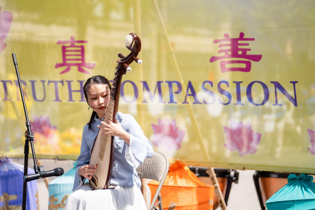 I praticanti del Falun Gong celebrano la Giornata Mondiale della Falun Dafa a New York il 7 maggio 2023. (Samira Bouaou/The Epoch Times)