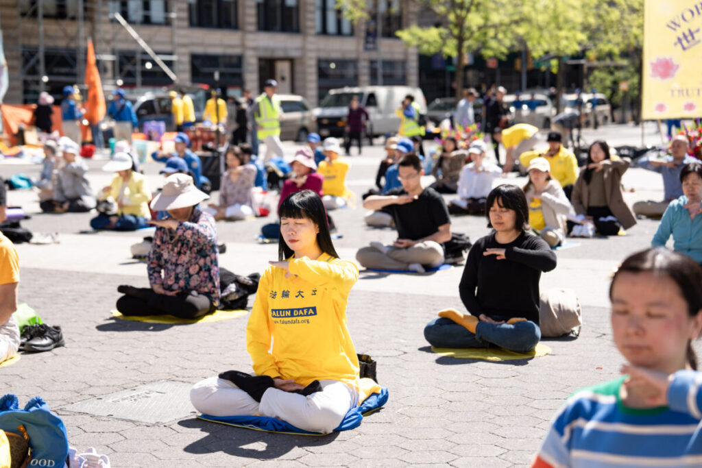 I praticanti del Falun Gong celebrano la Giornata Mondiale della Falun Dafa a New York il 7 maggio 2023. (Samira Bouaou/The Epoch Times)