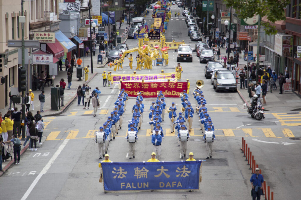 I praticanti della Falun Dafa marciano in una parata a San Francisco il 6 maggio 2023, per celebrare la Giornata Mondiale della Falun Dafa. (Lear Zhou/The Epoch Times)