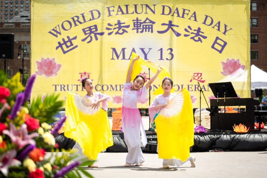 I praticanti del Falun Gong celebrano la Giornata Mondiale della Falun Dafa a New York il 7 maggio 2023. (Samira Bouaou/The Epoch Times)