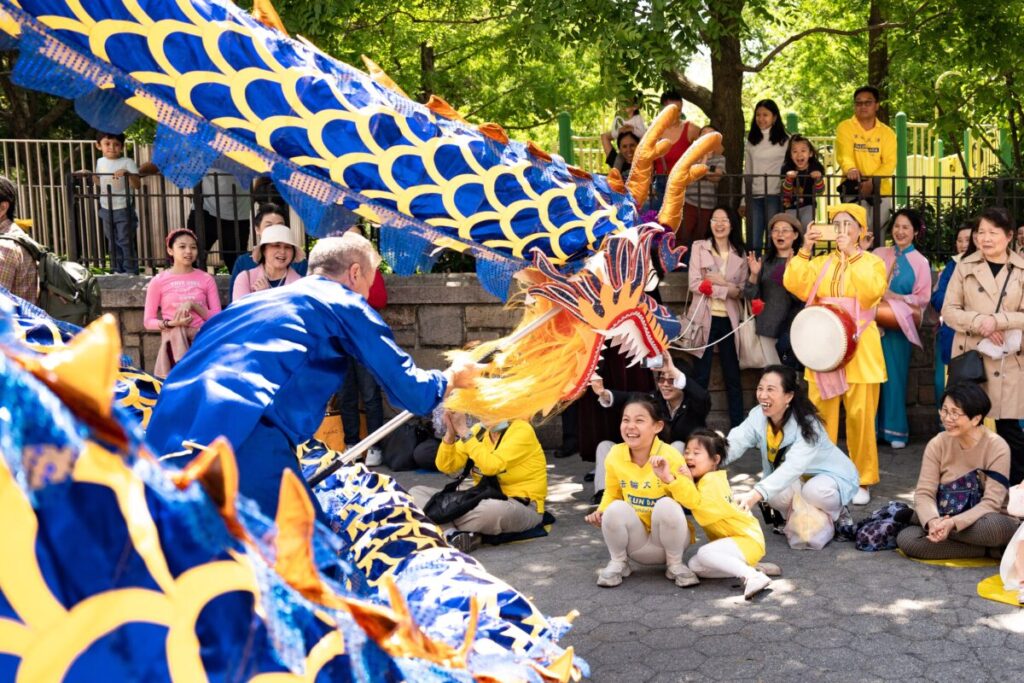 I praticanti del Falun Gong celebrano la Giornata Mondiale della Falun Dafa a New York il 7 maggio 2023. (Samira Bouaou/The Epoch Times)