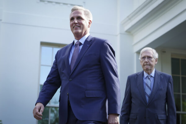 Il presidente della Camera Kevin McCarthy (R-California) (Sinistra) e il leader della minoranza del Senato Mitch McConnell (R-Kentucky) (Destra) discutono con la stampa dopo aver incontrato il presidente Joe Biden e altri leader alla Casa Bianca a Washington il 9 maggio 2023. (Madalina Vasiliu/The Epoch Times)