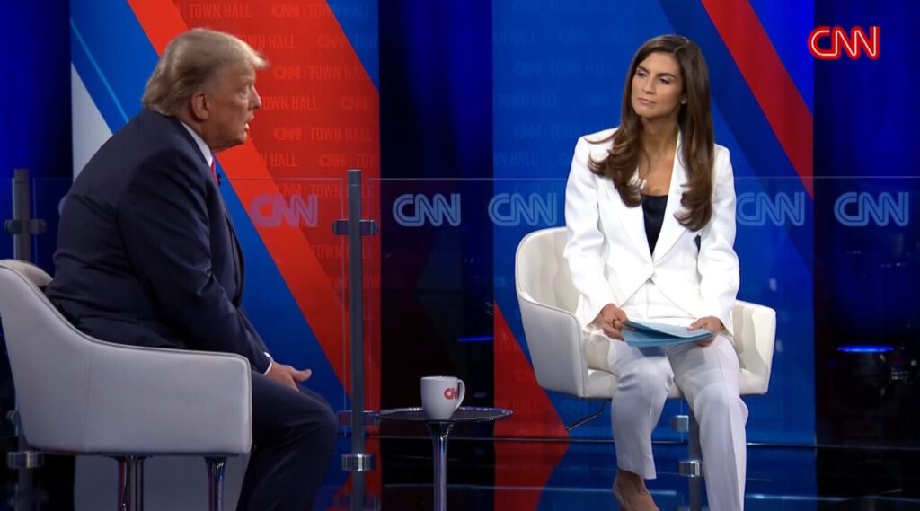 L'ex presidente Donald Trump discute durante l’incontro organizzato dalla CNN con Kaitlan Collins al St. Anselm College di Manchester, N.H., il 10 maggio 2023, in un fotogramma tratto da un video. (CNN/Screenshot via The Epoch Times)