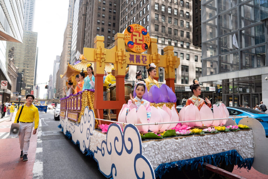 Praticanti del Falun Gong marciano a Manhattan per celebrare la Giornata Mondiale della Falun Dafa il 12 maggio 2023, a New York. (Samira Bouaou/The Epoch Times)