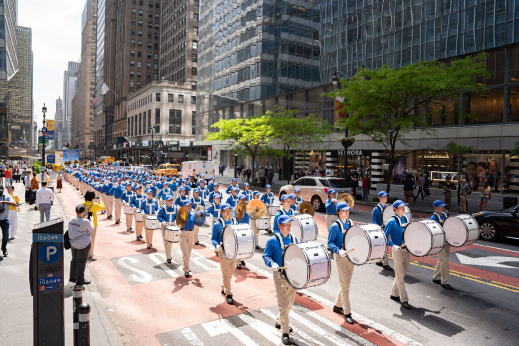 Praticanti del Falun Gong marciano a Manhattan per celebrare la Giornata Mondiale della Falun Dafa il 12 maggio 2023, a New York. (Samira Bouaou/The Epoch Times)