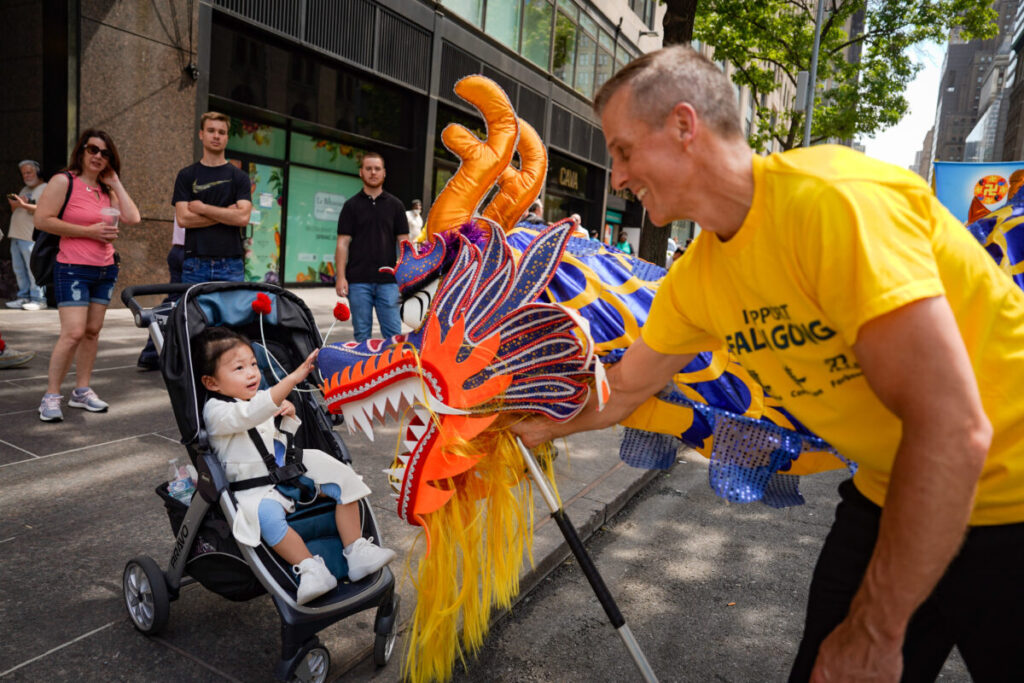 Praticanti del Falun Gong marciano a Manhattan per celebrare la Giornata Mondiale della Falun Dafa il 12 maggio 2023, a New York. (Samira Bouaou/The Epoch Times)