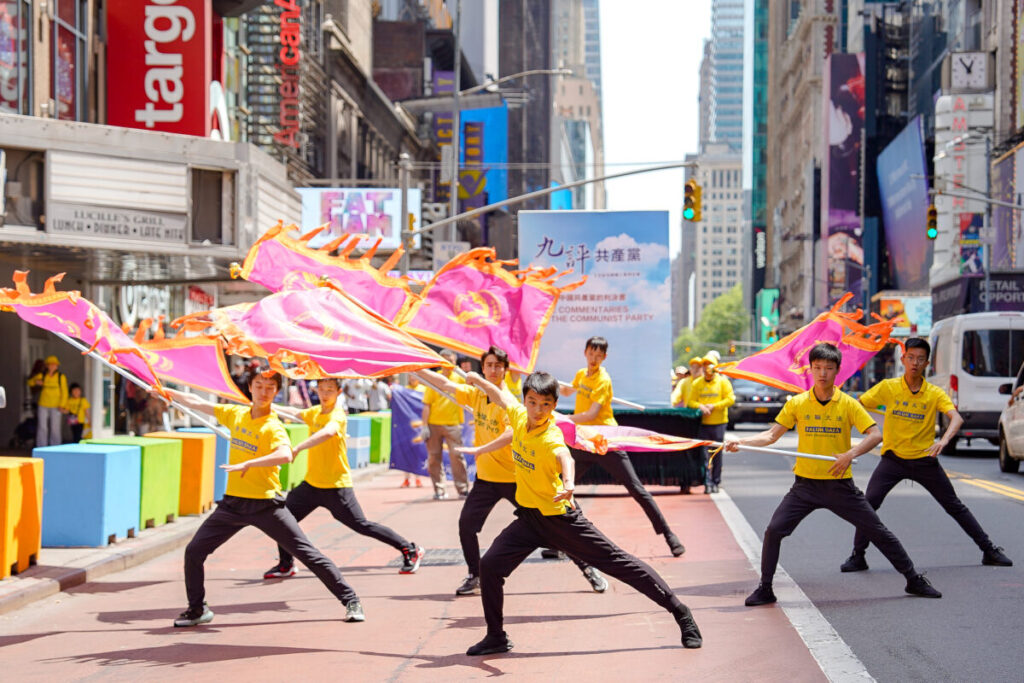 Praticanti del Falun Gong marciano a Manhattan per celebrare la Giornata Mondiale della Falun Dafa il 12 maggio 2023, a New York. (Samira Bouaou/The Epoch Times)