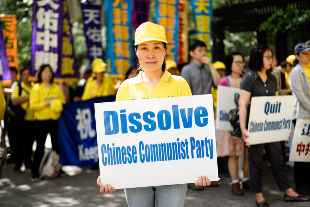 Cathy Han, praticante del Falun Gong, alla parata della Giornata Mondiale della Falun Dafa a New York, il 12 maggio 2023. (Samira Bouaou/The Epoch Times)