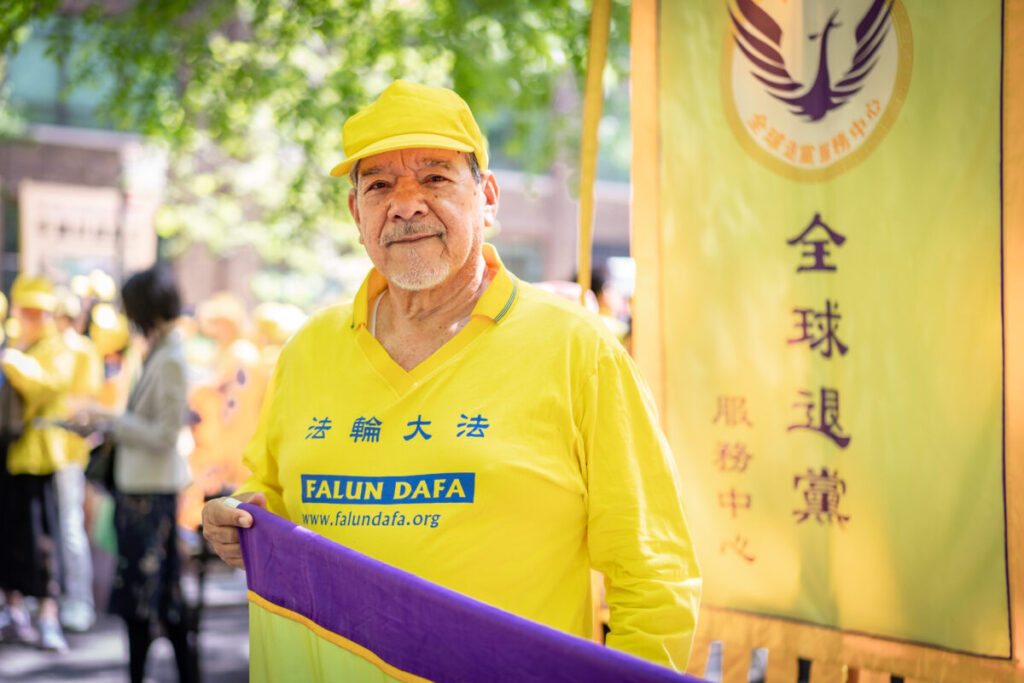 Eliseo Dardon, praticante del Falun Gong, alla parata della Giornata Mondiale della Falun Dafa a New York, il 12 maggio 2023. (Samira Bouaou/The Epoch Times)