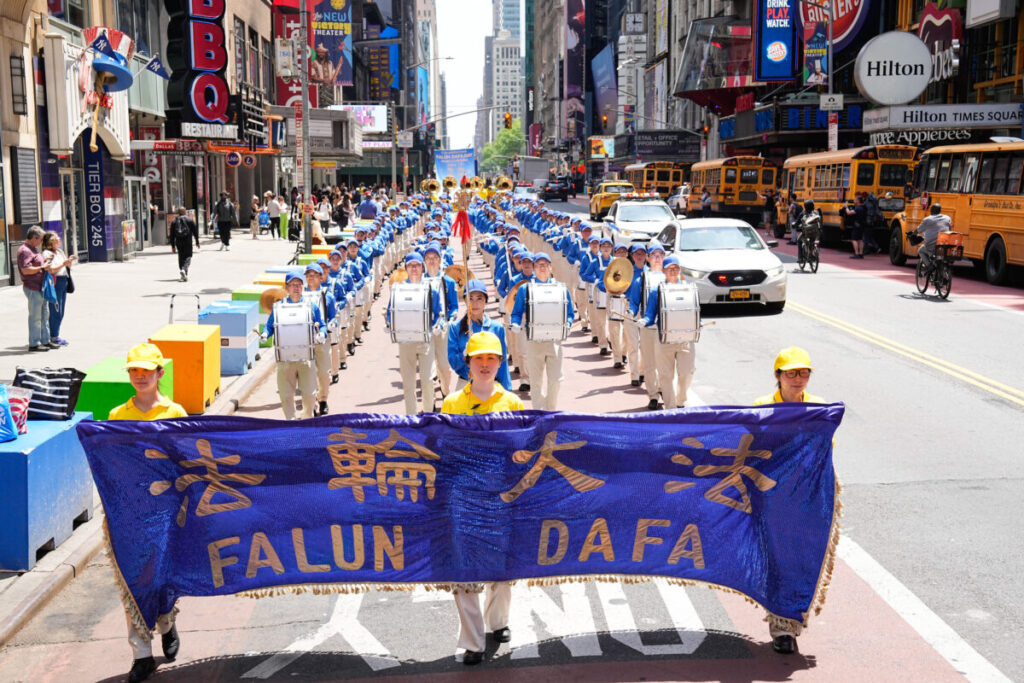 Praticanti del Falun Gong marciano a Manhattan per celebrare la Giornata Mondiale della Falun Dafa il 12 maggio 2023, a New York. (Larry Dye/The Epoch Times)