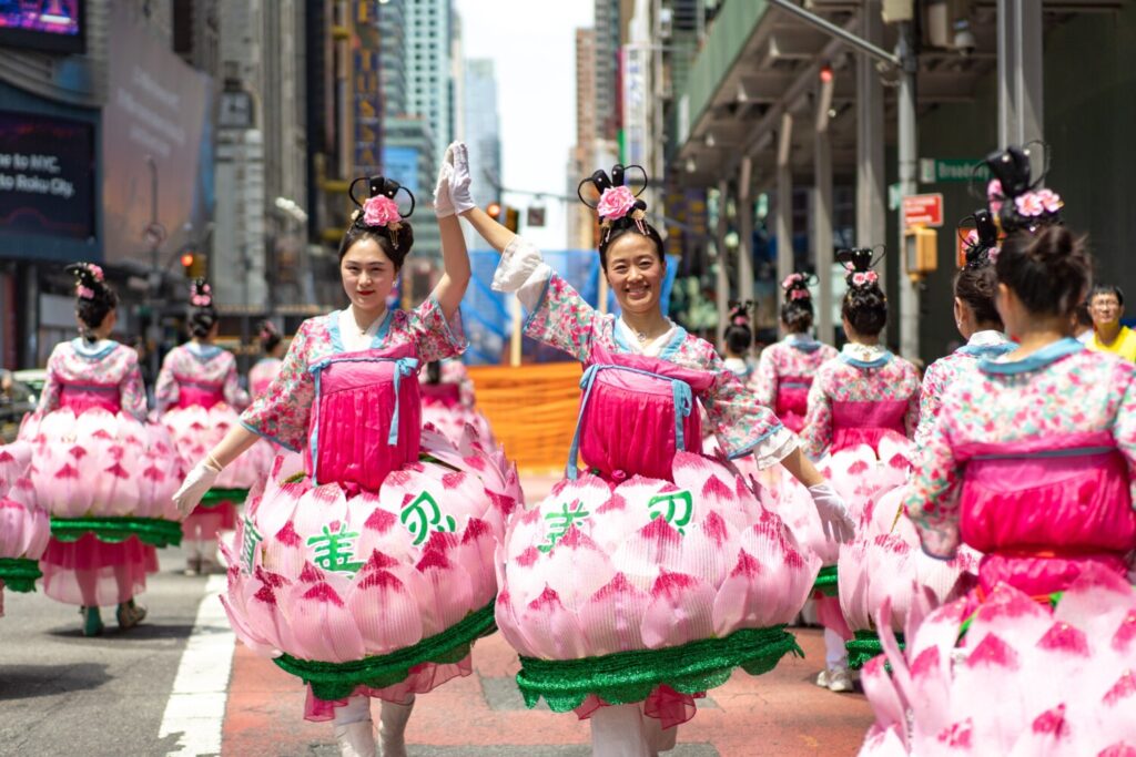 Praticanti del Falun Gong marciano a Manhattan per celebrare la Giornata Mondiale della Falun Dafa il 12 maggio 2023, a New York. (Samira Bouaou/The Epoch Times)