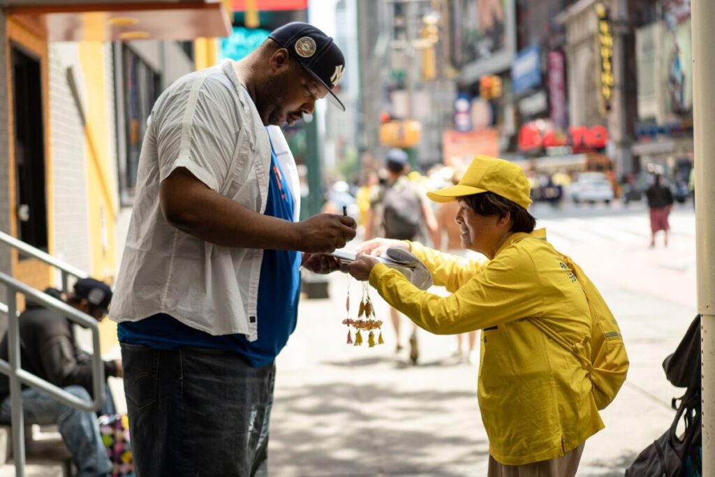 Praticanti del Falun Gong marciano a Manhattan per celebrare la Giornata Mondiale della Falun Dafa il 12 maggio 2023, a New York. (Samira Bouaou/The Epoch Times)