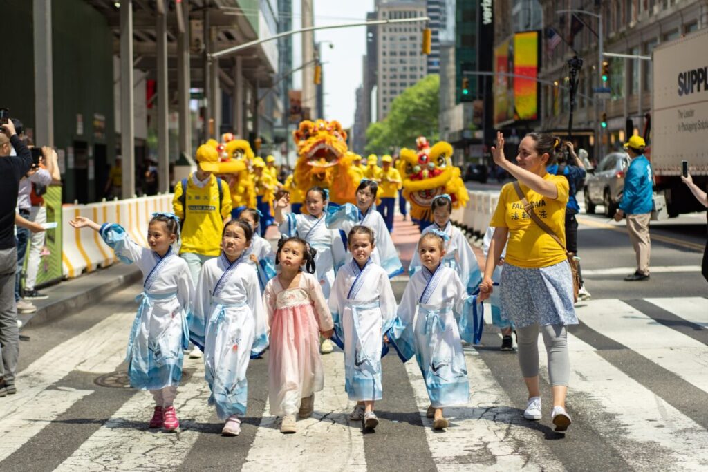 Praticanti del Falun Gong marciano a Manhattan per celebrare la Giornata Mondiale della Falun Dafa il 12 maggio 2023, a New York. (Samira Bouaou/The Epoch Times)