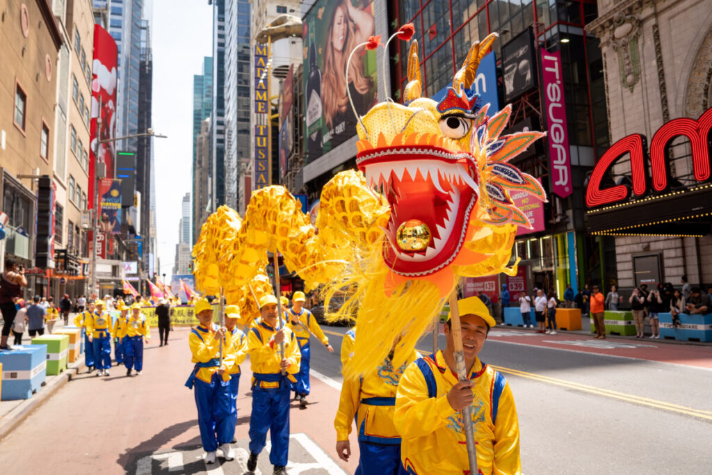 Praticanti del Falun Gong marciano a Manhattan per celebrare la Giornata Mondiale della Falun Dafa il 12 maggio 2023, a New York. (Samira Bouaou/The Epoch Times)