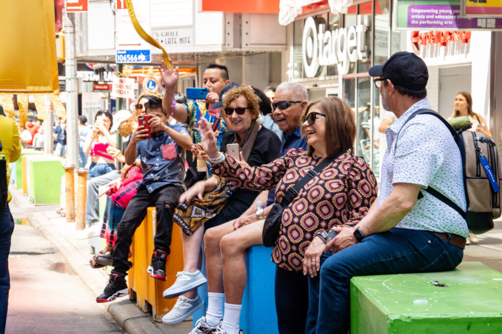 Praticanti del Falun Gong marciano a Manhattan per celebrare la Giornata Mondiale della Falun Dafa il 12 maggio 2023, a New York. (Samira Bouaou/The Epoch Times)