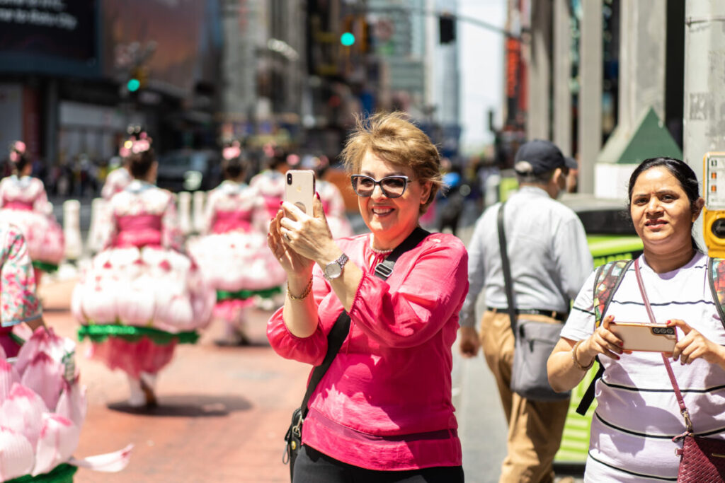 Praticanti del Falun Gong marciano a Manhattan per celebrare la Giornata Mondiale della Falun Dafa il 12 maggio 2023, a New York. (Samira Bouaou/The Epoch Times)