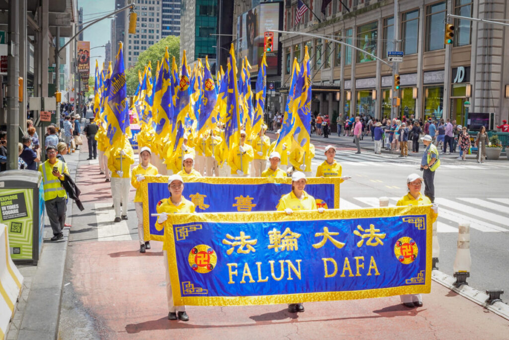 Praticanti del Falun Gong marciano a Manhattan per celebrare la Giornata Mondiale della Falun Dafa il 12 maggio 2023, a New York. (Larry Dye/The Epoch Times)