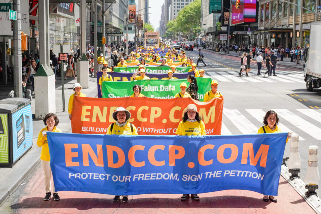 Praticanti del Falun Gong marciano a Manhattan per celebrare la Giornata Mondiale della Falun Dafa il 12 maggio 2023, a New York. (Larry Dye/The Epoch Times)