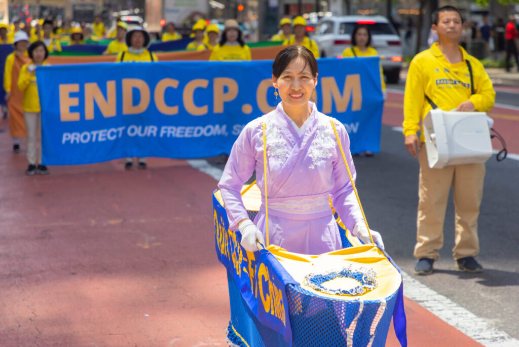 Praticanti del Falun Gong marciano a Manhattan per celebrare la Giornata Mondiale della Falun Dafa il 12 maggio 2023, a New York. (Mark Zou/The Epoch Times)