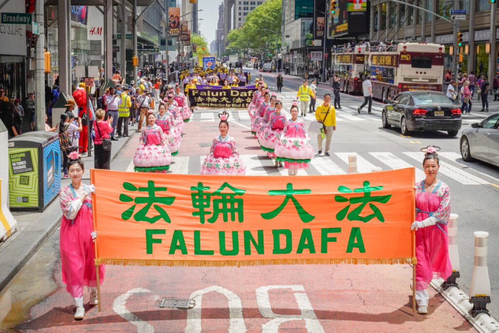 Praticanti del Falun Gong marciano a Manhattan per celebrare la Giornata Mondiale della Falun Dafa il 12 maggio 2023, a New York. (Larry Dye/The Epoch Times)