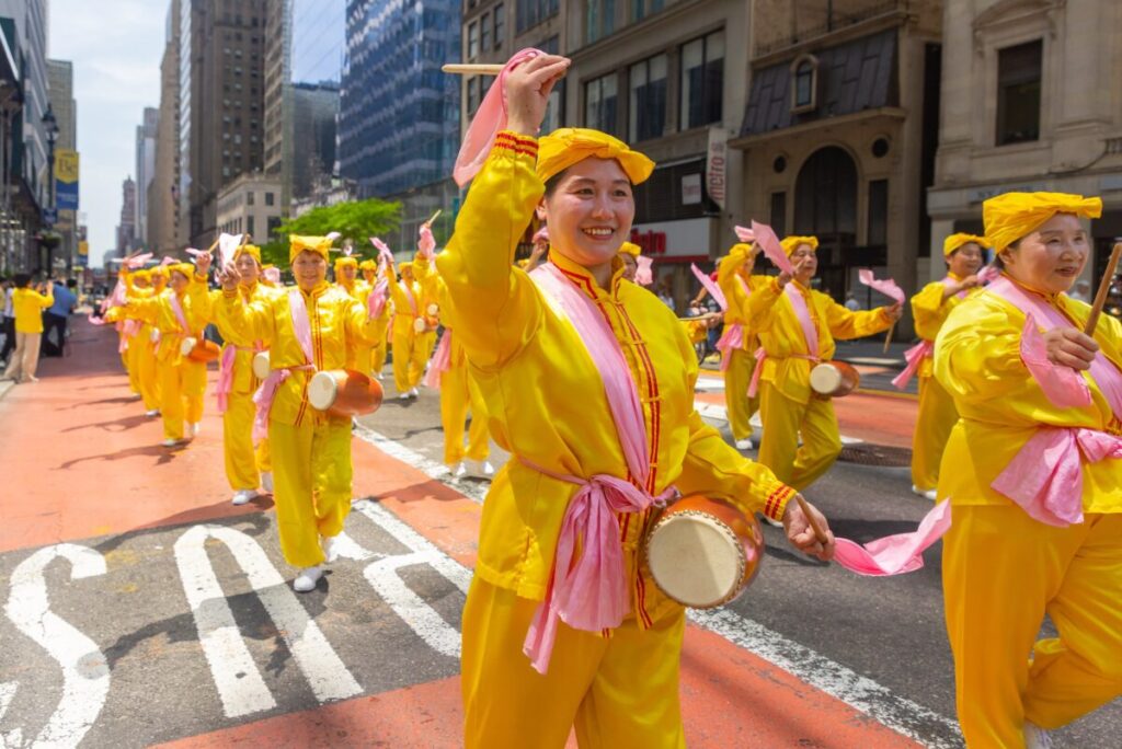 Praticanti del Falun Gong marciano a Manhattan per celebrare la Giornata Mondiale della Falun Dafa il 12 maggio 2023, a New York. (Mark Zou/The Epoch Times)