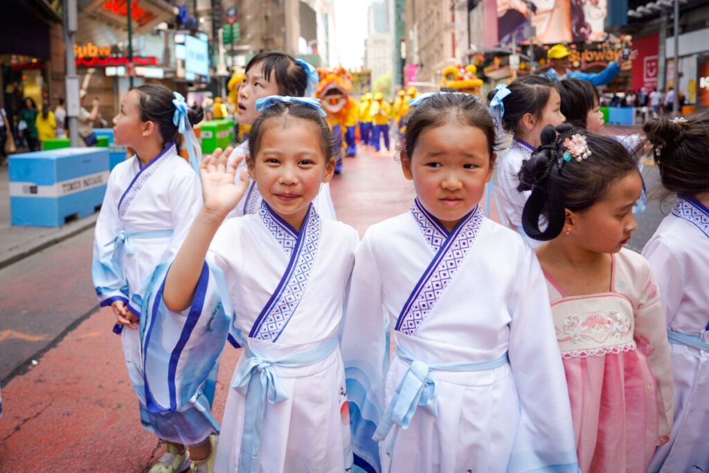 Praticanti del Falun Gong marciano a Manhattan per celebrare la Giornata Mondiale della Falun Dafa il 12 maggio 2023, a New York. (Samira Bouaou/The Epoch Times)