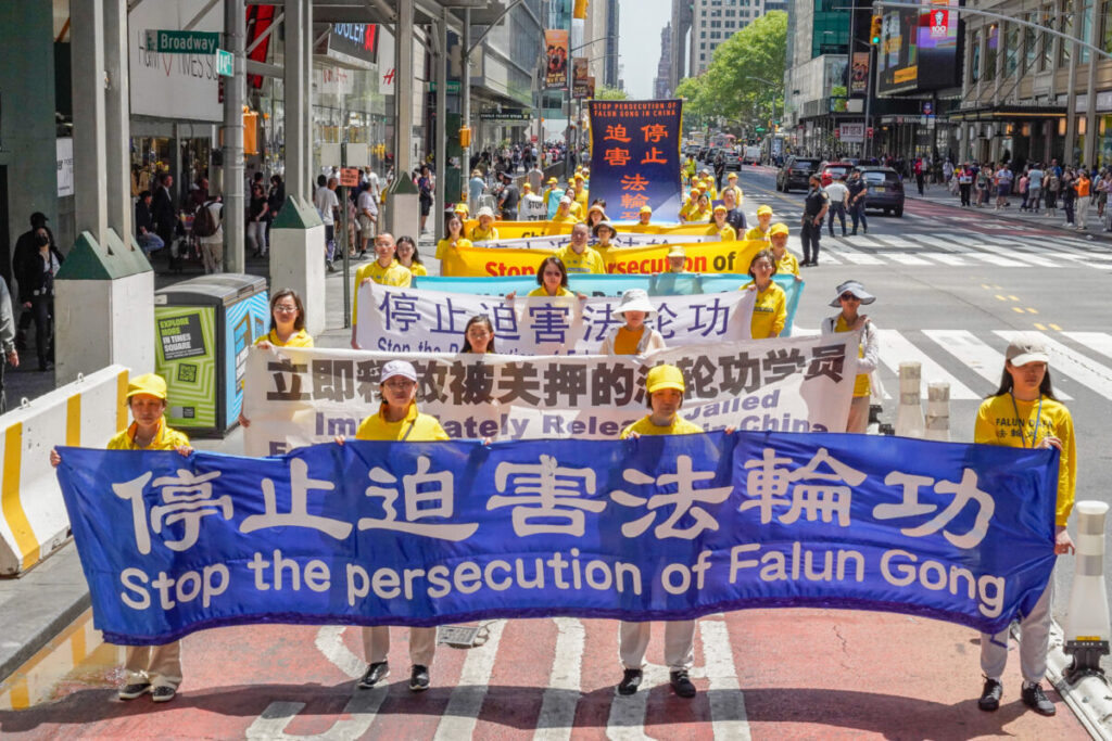 Praticanti del Falun Gong marciano a Manhattan per celebrare la Giornata Mondiale della Falun Dafa il 12 maggio 2023, a New York. (Larry Dye/The Epoch Times)