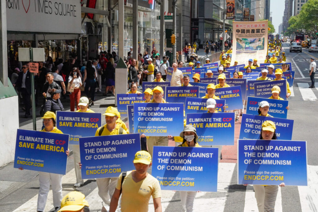 Praticanti del Falun Gong marciano a Manhattan per celebrare la Giornata Mondiale della Falun Dafa il 12 maggio 2023, a New York. (Larry Dye/The Epoch Times)