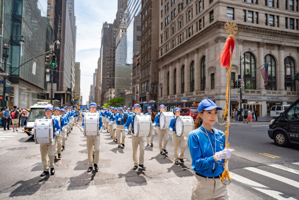 Praticanti del Falun Gong marciano a Manhattan per celebrare la Giornata Mondiale della Falun Dafa il 12 maggio 2023, a New York. (Samira Bouaou/The Epoch Times)