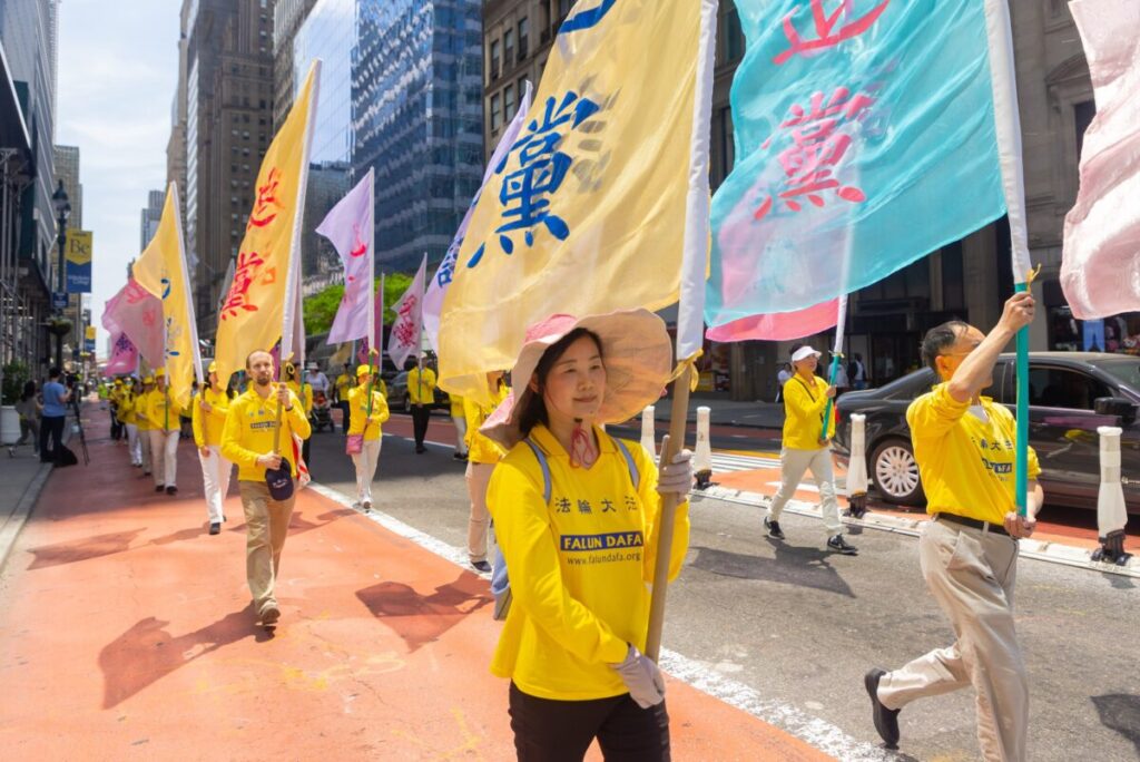 Praticanti del Falun Gong marciano a Manhattan per celebrare la Giornata Mondiale della Falun Dafa il 12 maggio 2023, a New York. (Mark Zou/The Epoch Times)