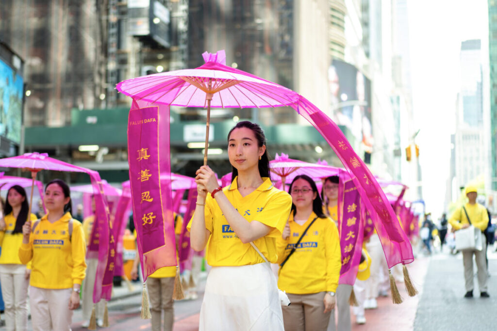 Praticanti del Falun Gong marciano a Manhattan per celebrare la Giornata Mondiale della Falun Dafa il 12 maggio 2023, a New York. (Samira Bouaou/The Epoch Times)