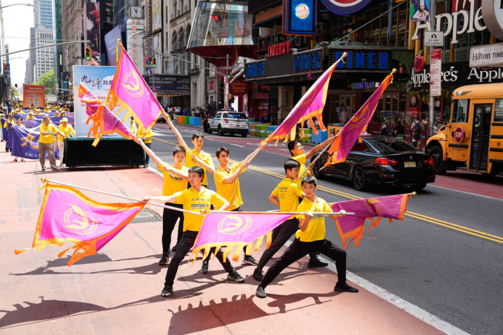 Praticanti del Falun Gong marciano a Manhattan per celebrare la Giornata Mondiale della Falun Dafa il 12 maggio 2023, a New York. (Larry Dye/The Epoch Times)