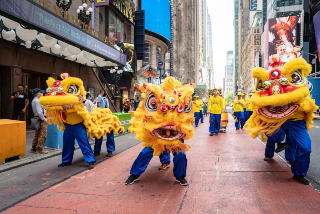 Praticanti del Falun Gong marciano a Manhattan per celebrare la Giornata Mondiale della Falun Dafa il 12 maggio 2023, a New York. (Samira Bouaou/The Epoch Times)