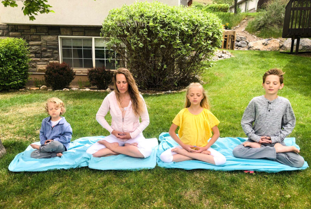 Jami Smith medita con i suoi figli nel giardino della loro casa di Springville, nello Utah, nel maggio 2020. (Per gentile concessione di Jami Smith)