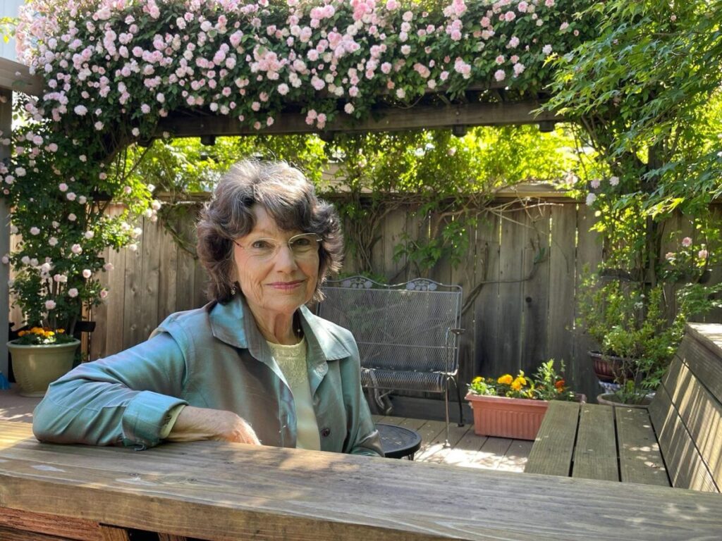 Linda Campbell nel giardino della sua casa nella Contea di Sonoma, in California, il 12 maggio 2023. (Per gentile concessione di Linda Campbell)