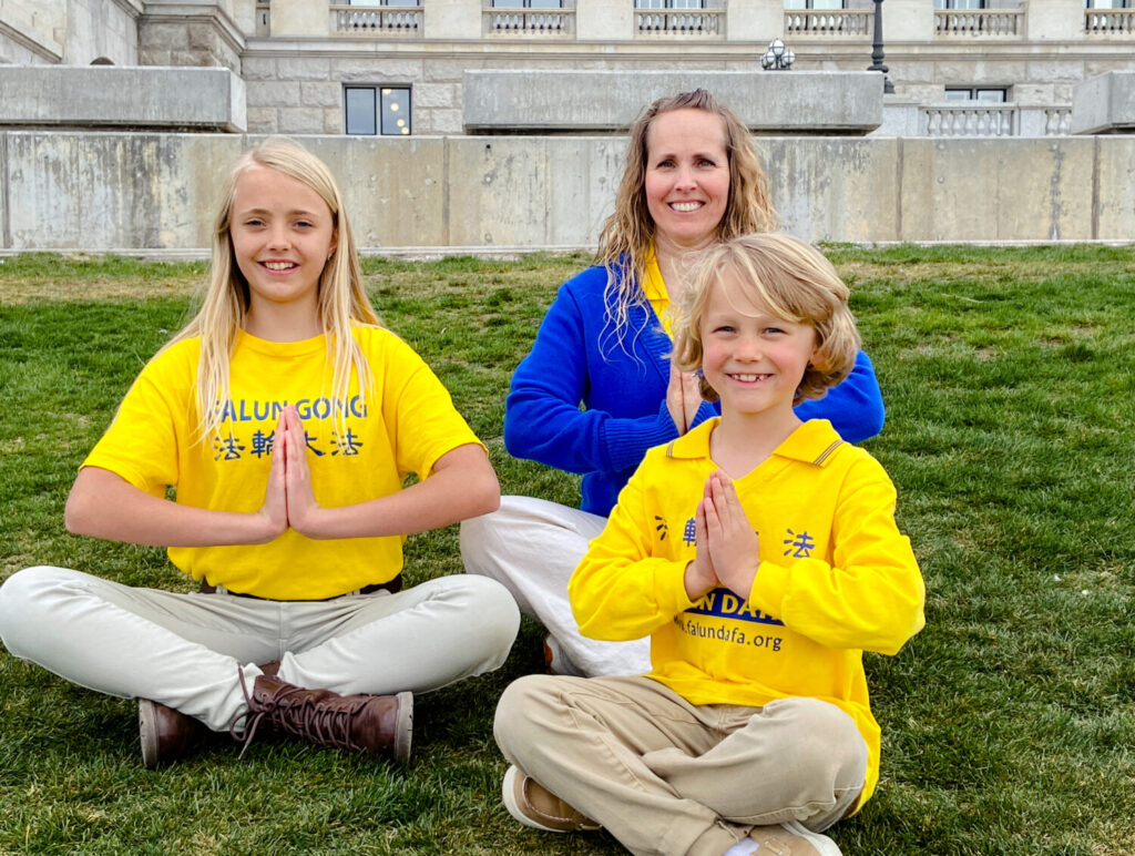 Jami Smith con i suoi figli a un evento che celebra la Giornata Mondiale della Falun Dafa davanti al Parlamento dello Stato dello Utah, a Salt Lake City, il 6 maggio 2023. (Xiao Yuqing/The Epoch Times)