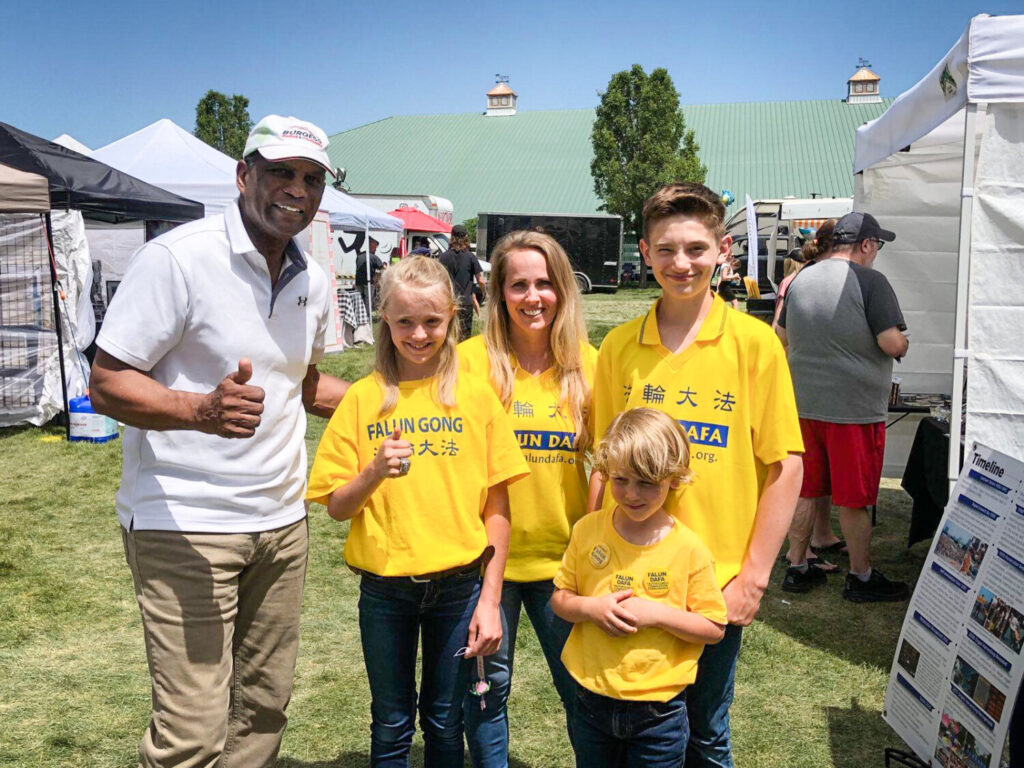 Il deputato Burgess Owens (R-Utah) posa con Jami Smith e i suoi figli durante un evento a Herriman, nello Utah, nel giugno 2022. (Per gentile concessione di Jami Smith)