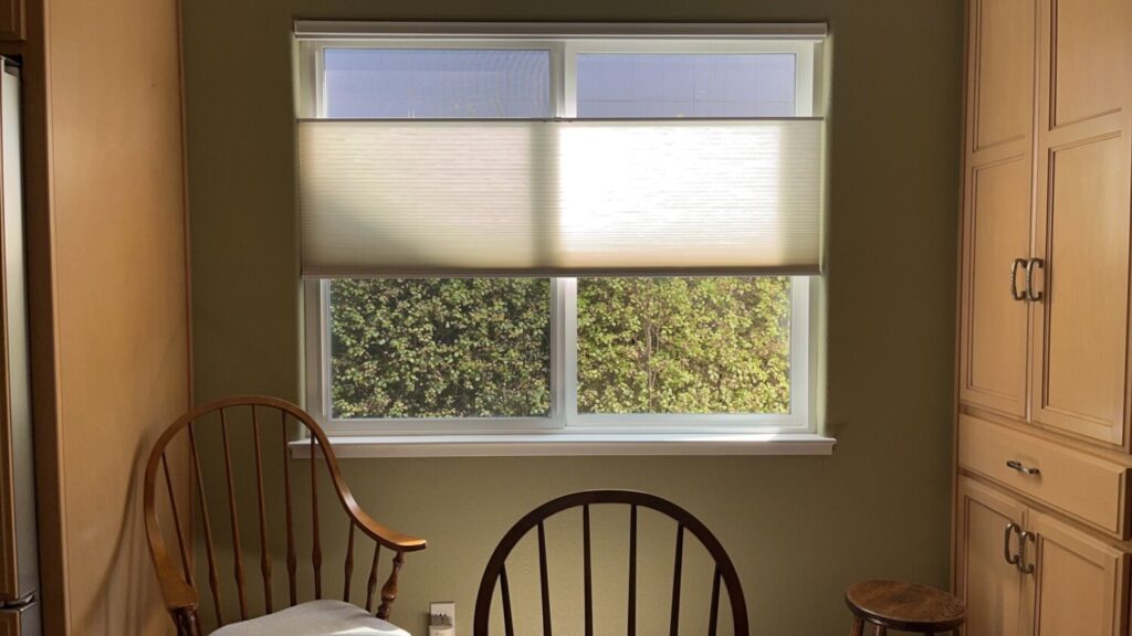 La finestra della cucina che si affaccia sul recinto della casa di Linda Campbell nella Contea di Sonoma, in California, il 12 maggio 2023. (Per gentile concessione di Linda Campbell)